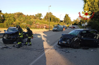 Ancona - Scontro tra due auto in via Posatora: intervento dei vigili del fuoco all’alba